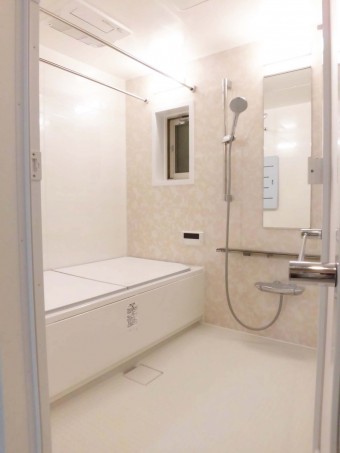 小さなお子様も入りやすいエコベンチ浴槽で楽しいバスタイムに